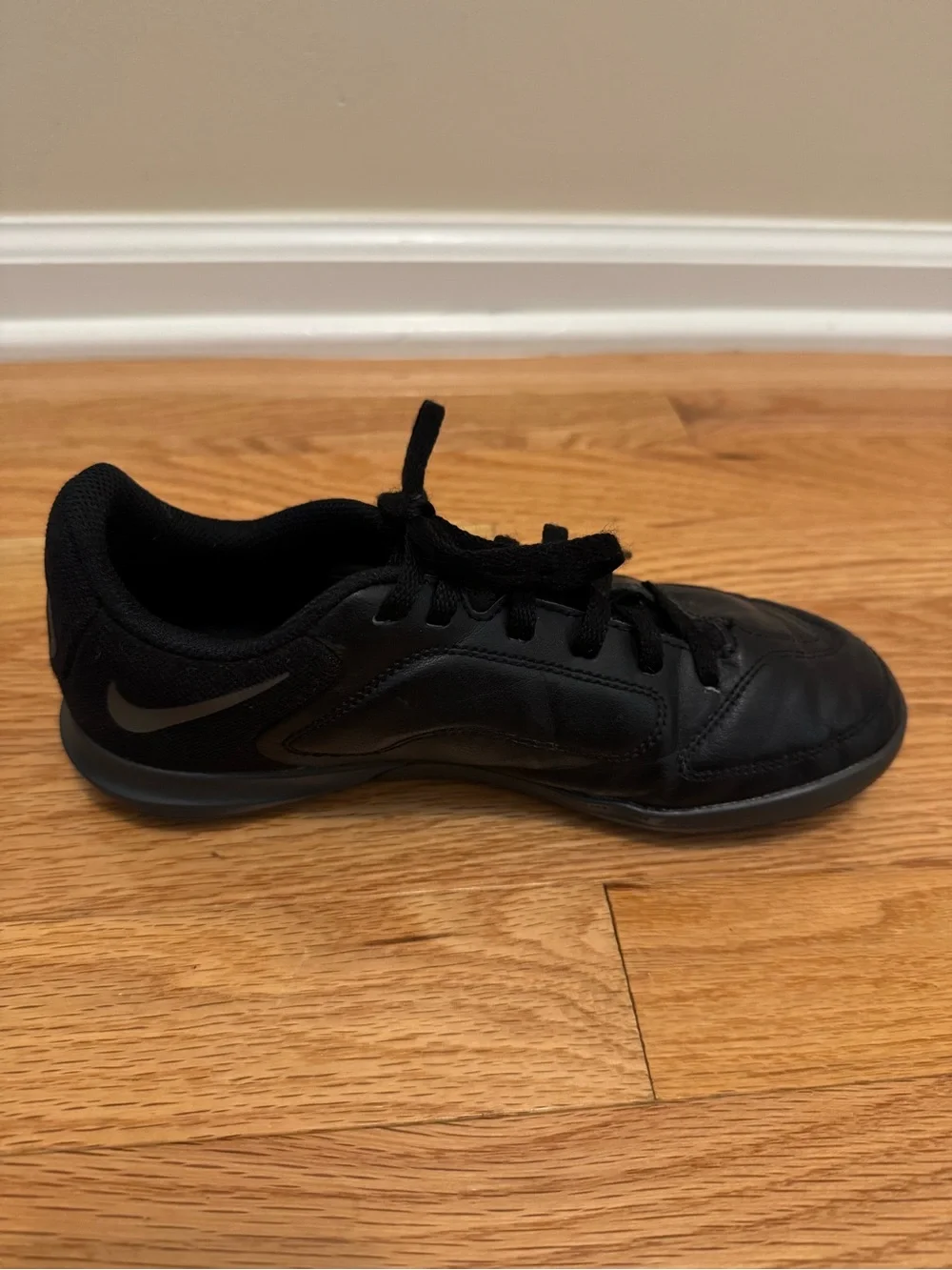 Nike Kids Tiempo Legend 9 Club Indoor Soccer Shoes - size 3.5Y
